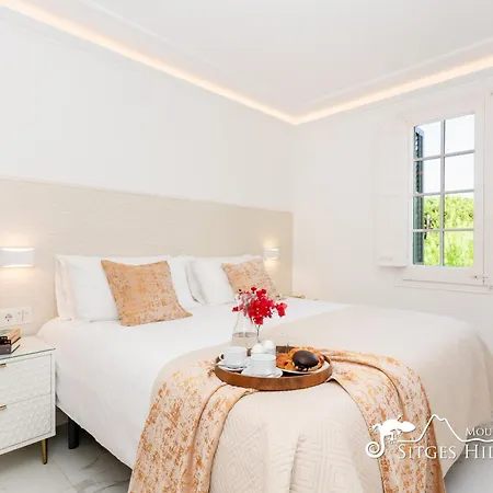 De Leones In Heart Of By And Town With A/c And Games Vila Sitges